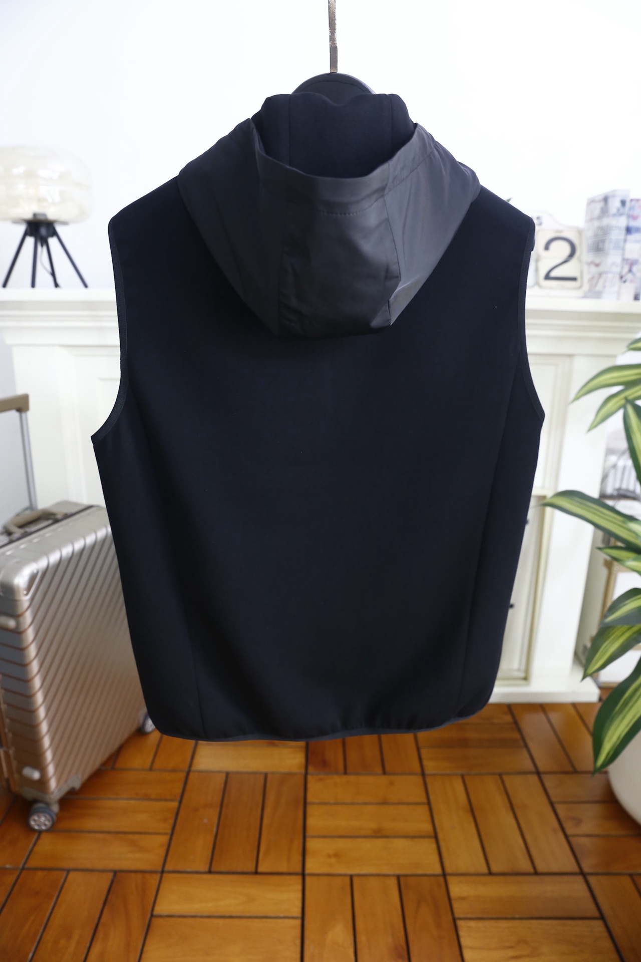 🔥普拉*/Pra*a.2026春季新品！时尚男士经典连帽无袖版型，前襟拉链开合设计，帽口抽绳可自由调节松