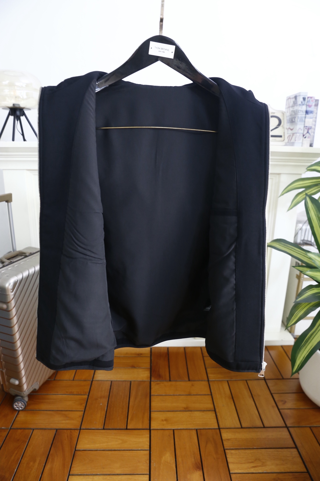 🔥普拉*/Pra*a.2026春季新品！时尚男士经典连帽无袖版型，前襟拉链开合设计，帽口抽绳可自由调节松