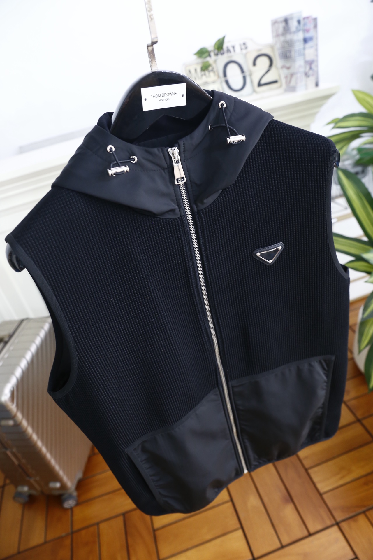 🔥普拉*/Pra*a.2026春季新品！时尚男士经典连帽无袖版型，前襟拉链开合设计，帽口抽绳可自由调节松