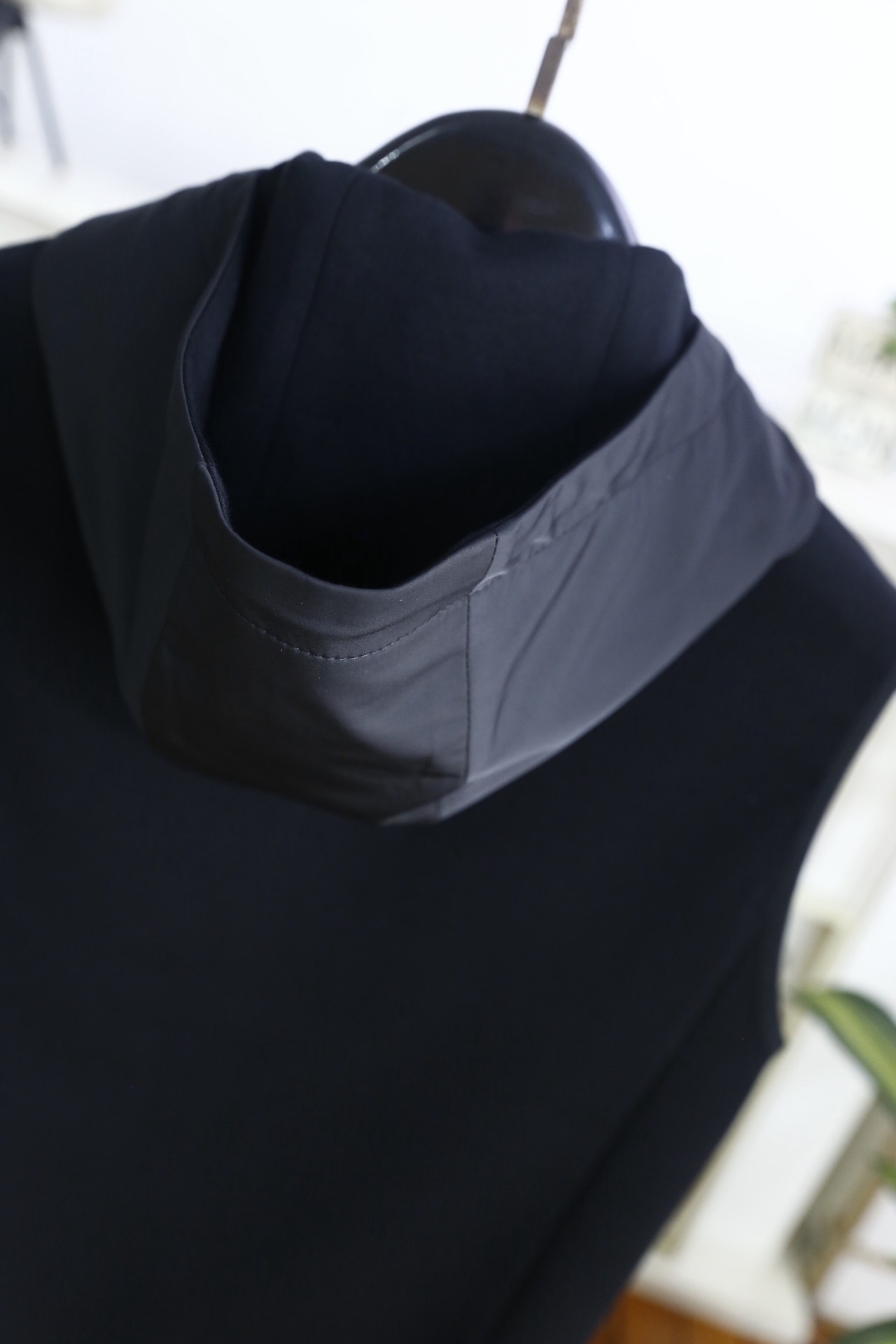 🔥普拉*/Pra*a.2026春季新品！时尚男士经典连帽无袖版型，前襟拉链开合设计，帽口抽绳可自由调节松