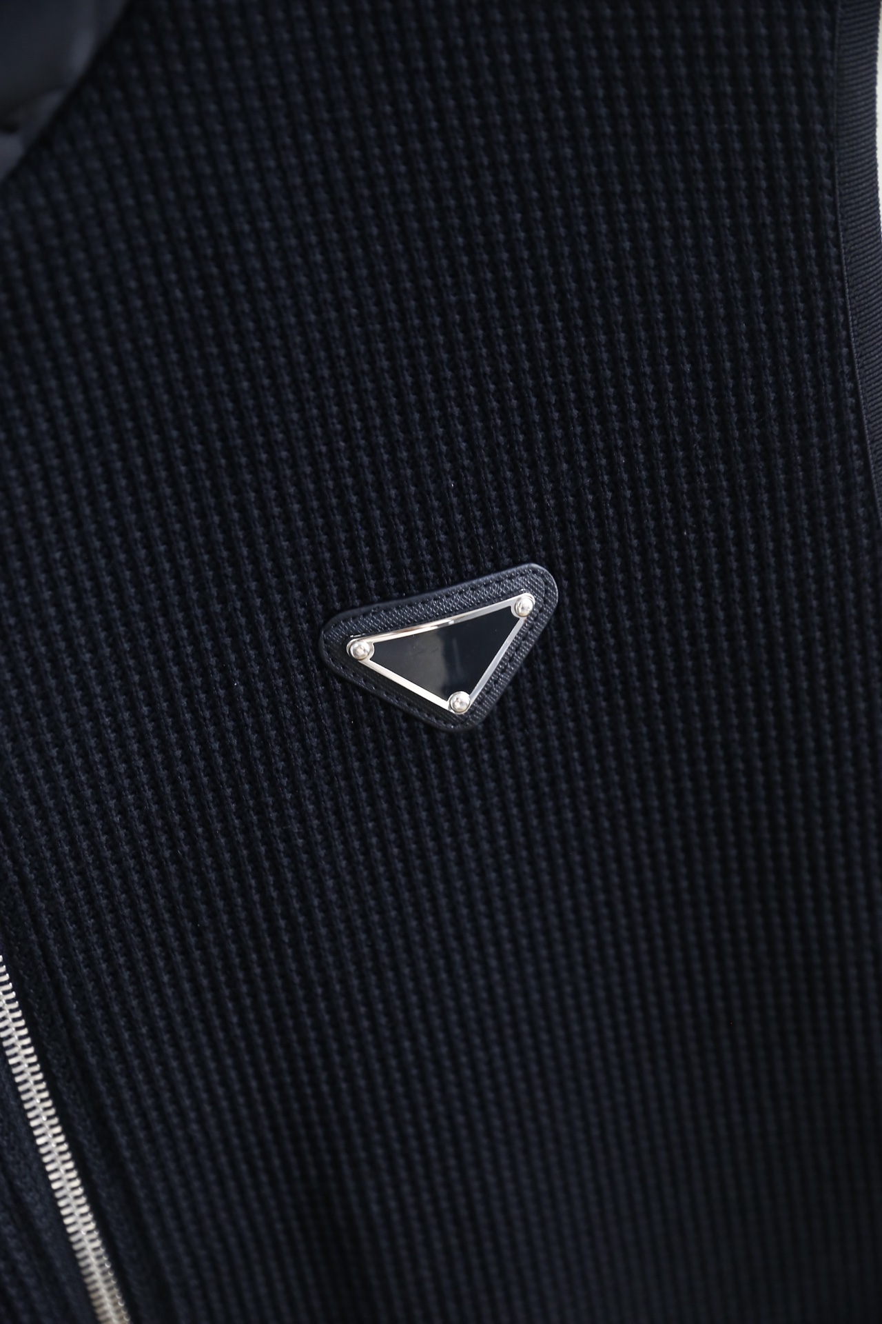 🔥普拉*/Pra*a.2026春季新品！时尚男士经典连帽无袖版型，前襟拉链开合设计，帽口抽绳可自由调节松