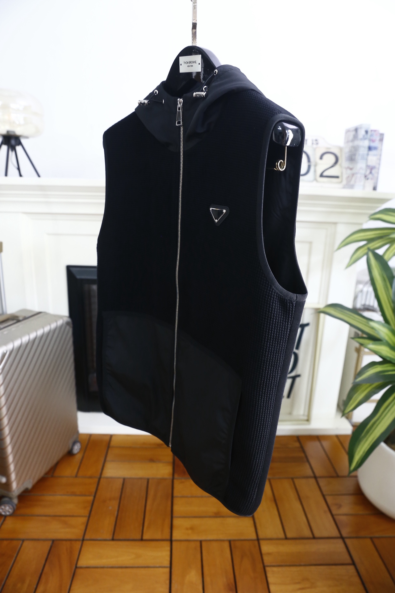 🔥普拉*/Pra*a.2026春季新品！时尚男士经典连帽无袖版型，前襟拉链开合设计，帽口抽绳可自由调节松