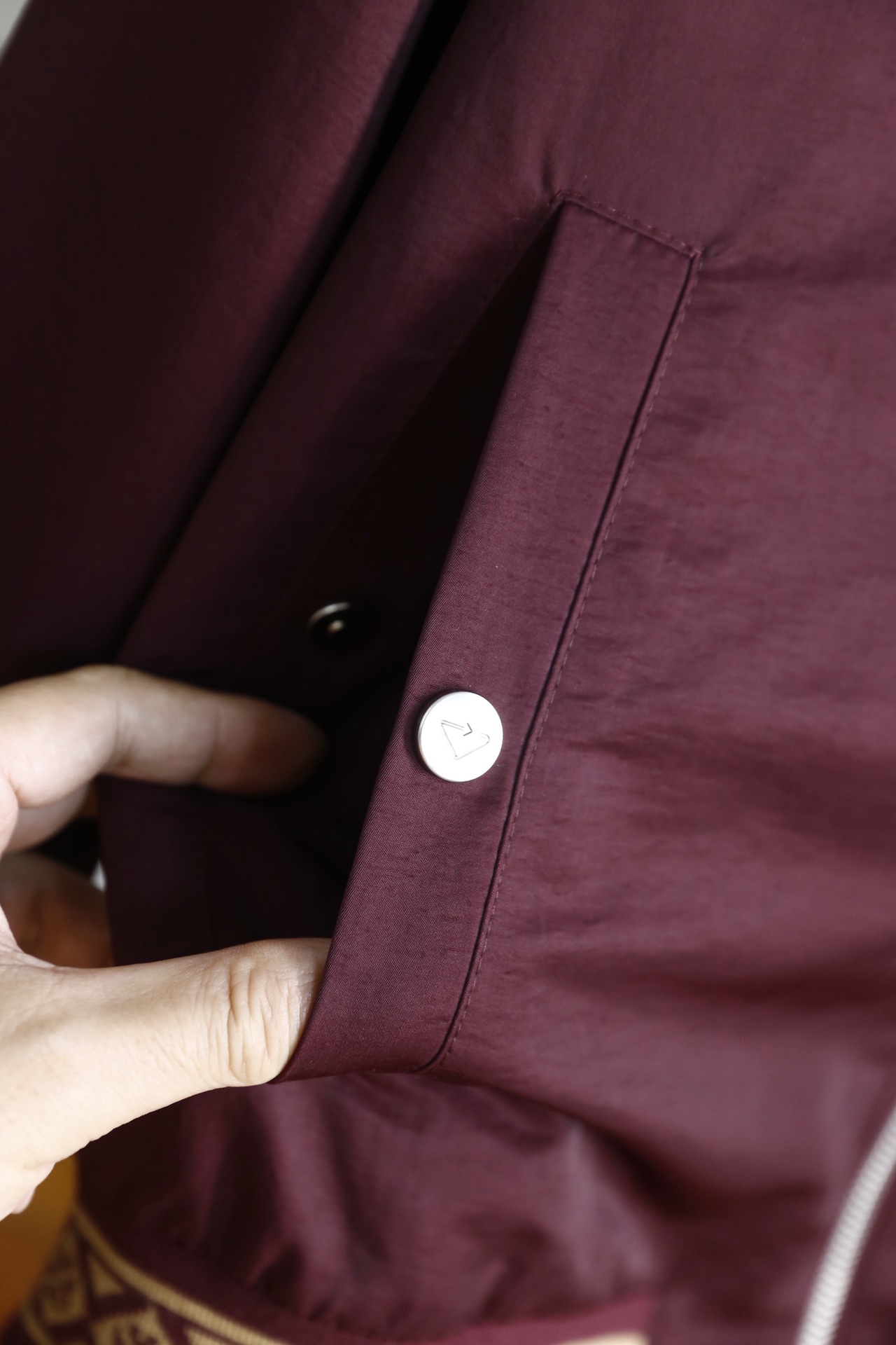 🔥普拉*/Pr*da.2026春季新品！经典翻领男士夹克👍采用舒适透气面料，干爽透气的穿着感，兼具柔软亲