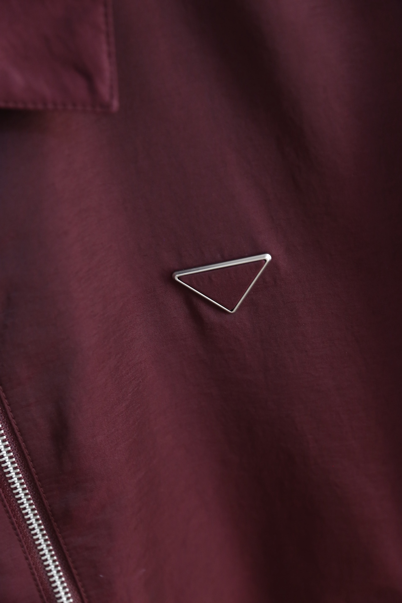 🔥普拉*/Pr*da.2026春季新品！经典翻领男士夹克👍采用舒适透气面料，干爽透气的穿着感，兼具柔软亲