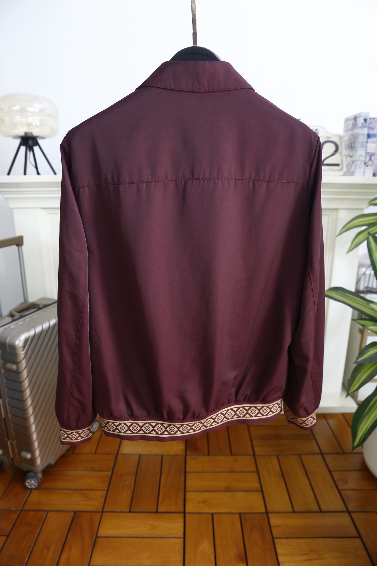 🔥普拉*/Pr*da.2026春季新品！经典翻领男士夹克👍采用舒适透气面料，干爽透气的穿着感，兼具柔软亲