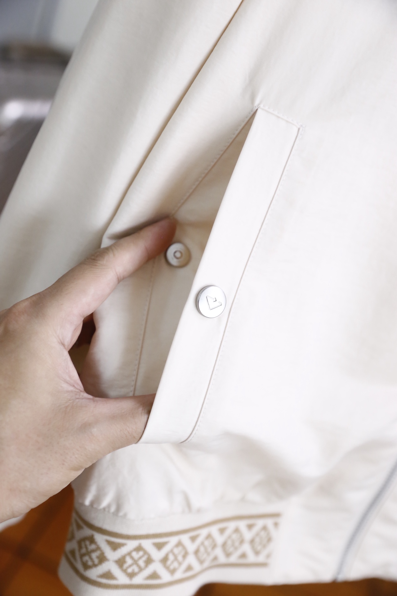 🔥普拉*/Pr*da.2026春季新品！经典翻领男士夹克👍采用舒适透气面料，干爽透气的穿着感，兼具柔软亲