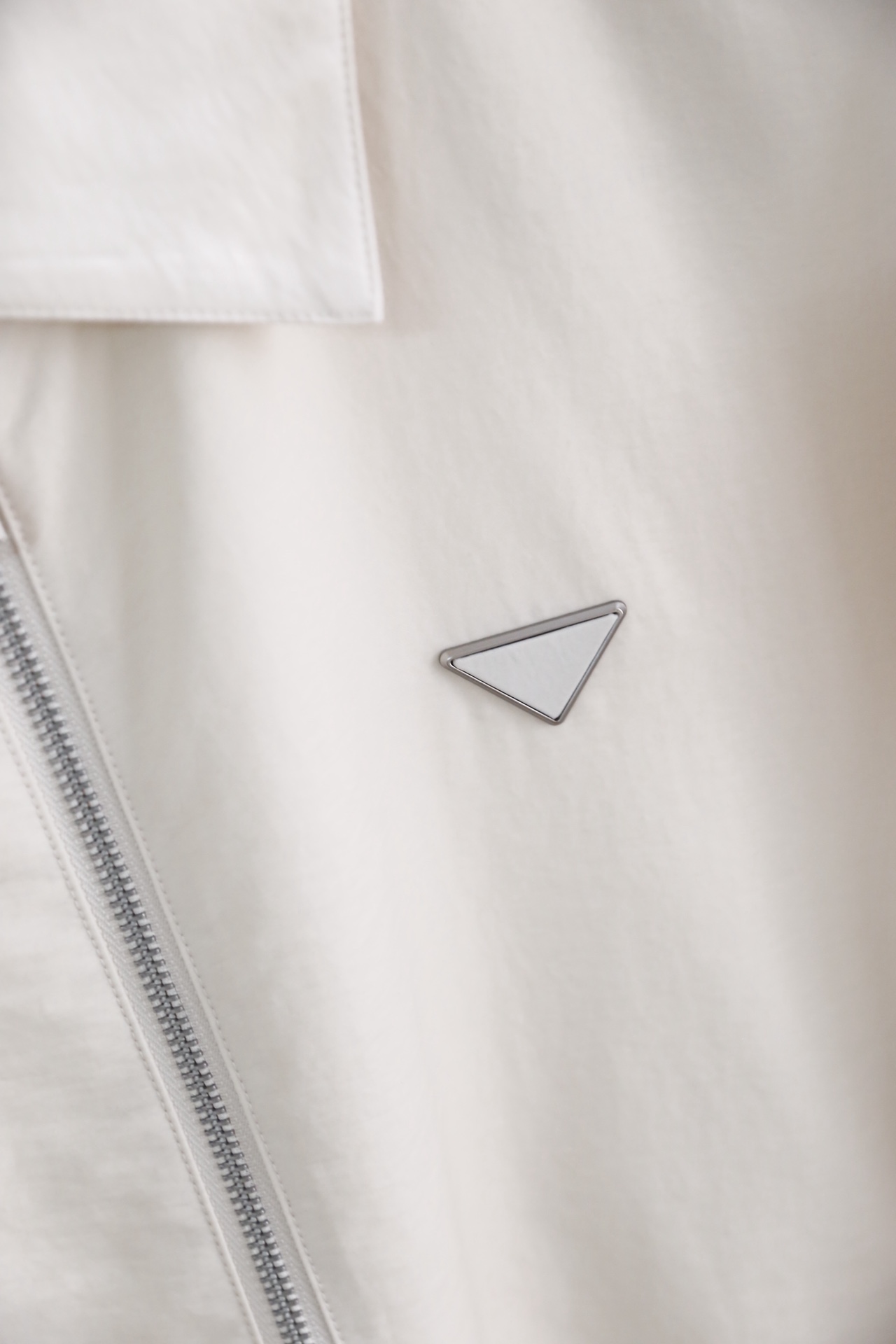 🔥普拉*/Pr*da.2026春季新品！经典翻领男士夹克👍采用舒适透气面料，干爽透气的穿着感，兼具柔软亲