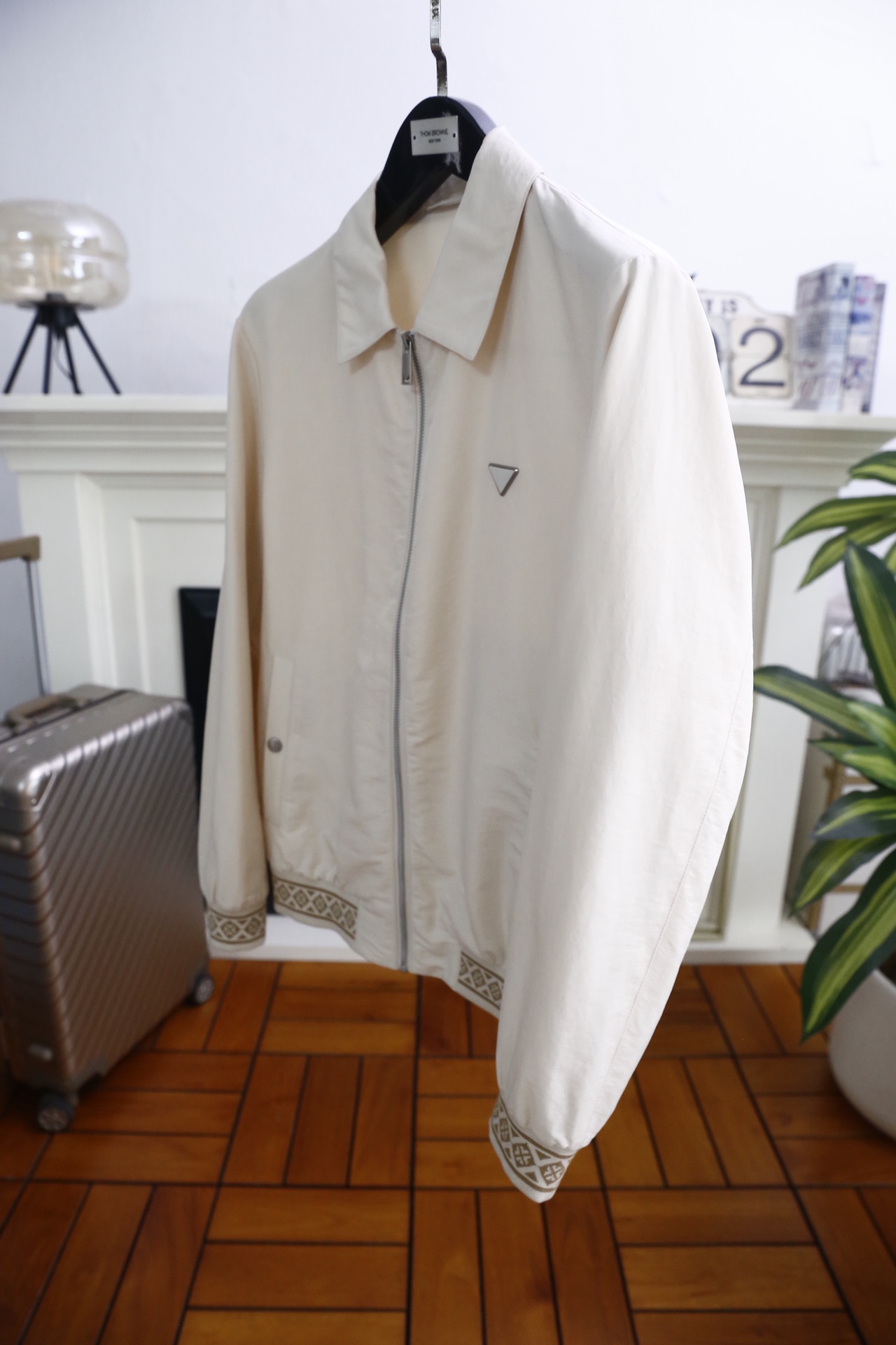 🔥普拉*/Pr*da.2026春季新品！经典翻领男士夹克👍采用舒适透气面料，干爽透气的穿着感，兼具柔软亲