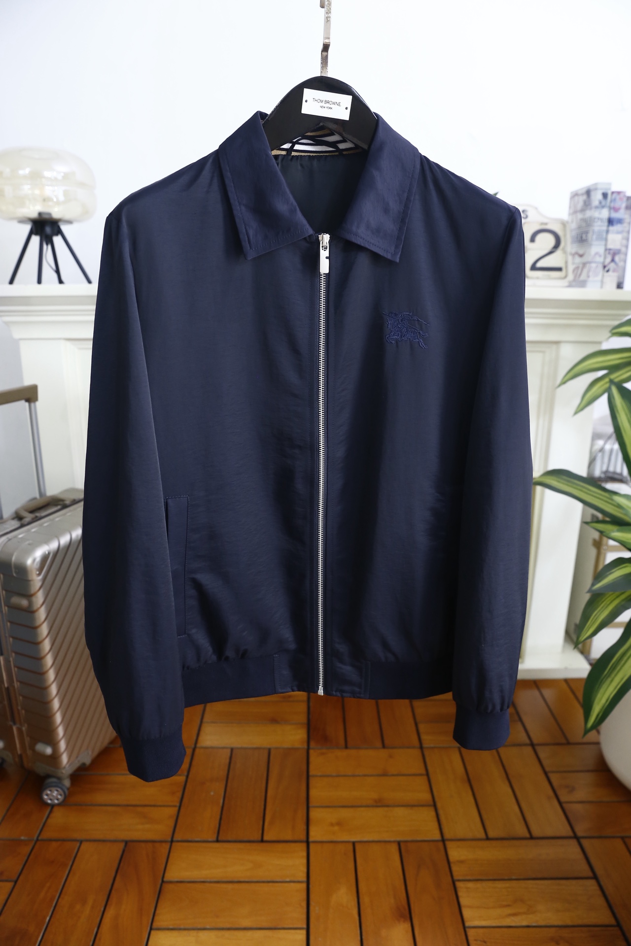 🔥巴宝丽/Burbe*ry.2026春季新品！经典百搭男士翻领夹克👍胸前品牌小马LOGO设计😎甄选舒适透