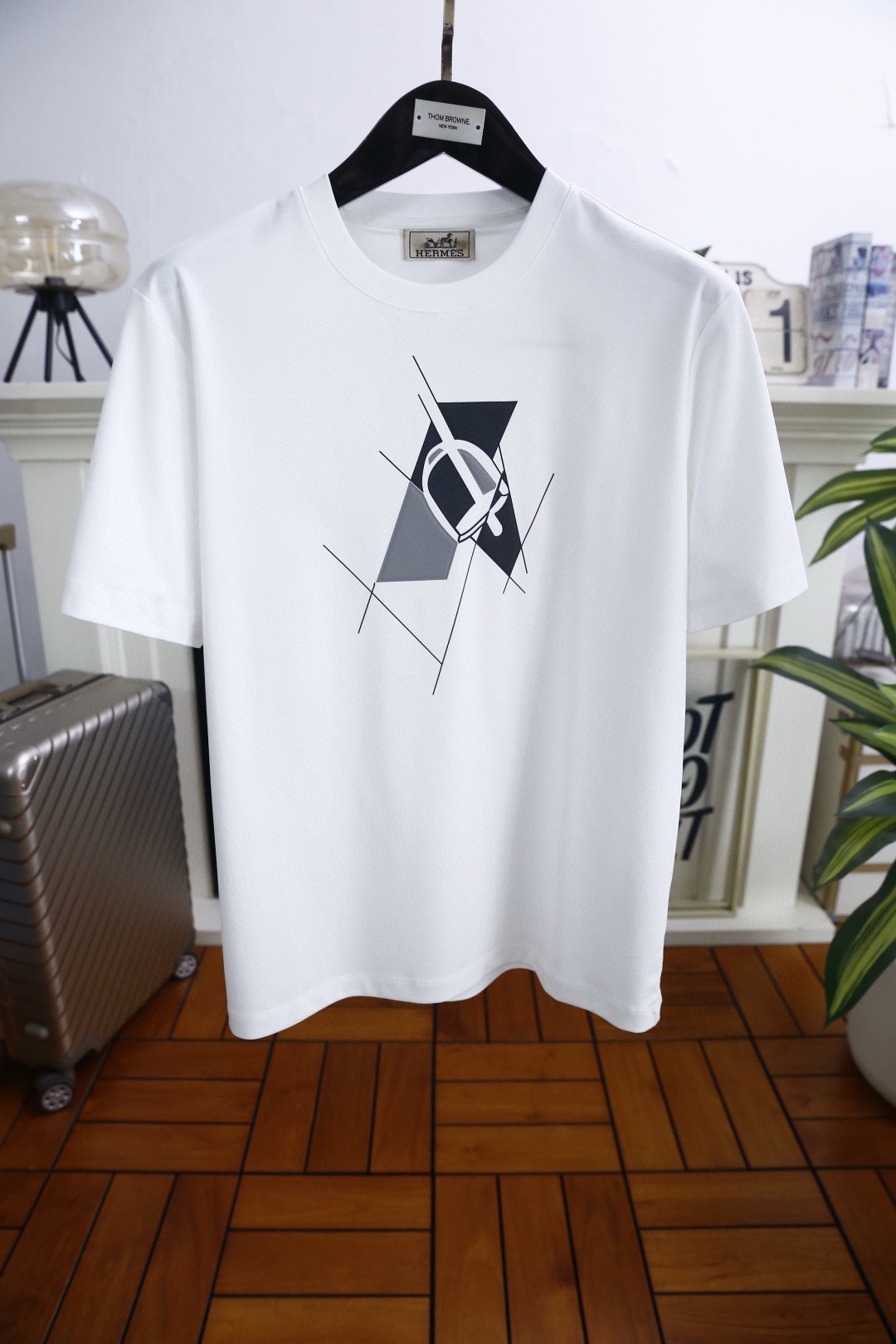 🔥爱马仕.2026春夏新品🆕时尚男士百搭圆领短袖T恤，采用质感顺滑的亲肤面料制作，圆领设计兼具弹性与耐用