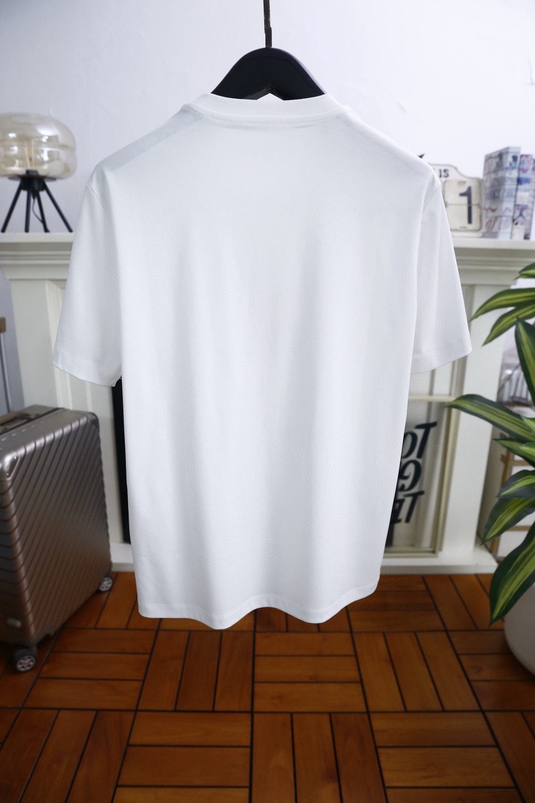 🔥爱马仕.2026春夏新品🆕时尚男士百搭圆领短袖T恤，采用质感顺滑的亲肤面料制作，圆领设计兼具弹性与耐用