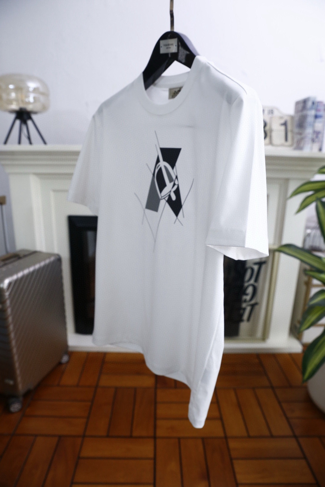 🔥爱马仕.2026春夏新品🆕时尚男士百搭圆领短袖T恤，采用质感顺滑的亲肤面料制作，圆领设计兼具弹性与耐用