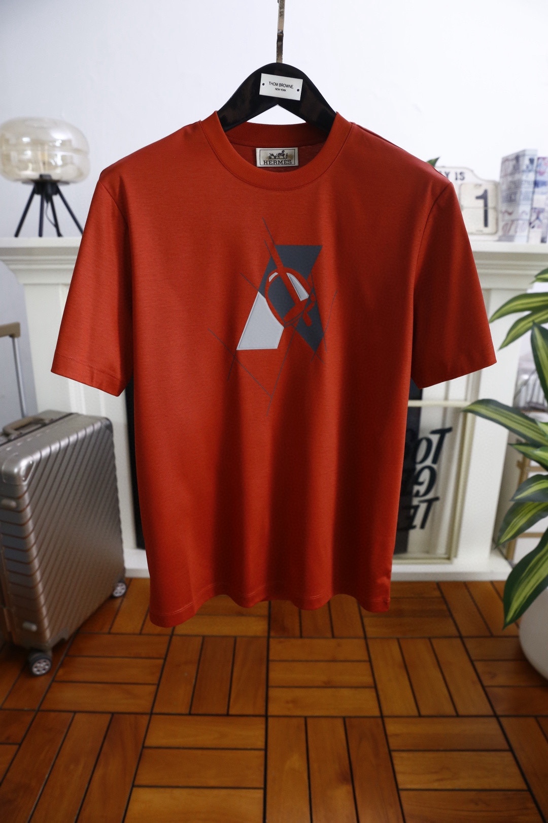 🔥爱马仕.2026春夏新品🆕时尚男士百搭圆领短袖T恤，采用质感顺滑的亲肤面料制作，圆领设计兼具弹性与耐用