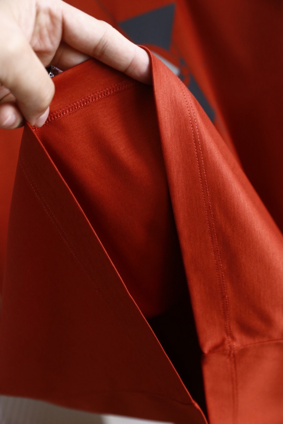 🔥爱马仕.2026春夏新品🆕时尚男士百搭圆领短袖T恤，采用质感顺滑的亲肤面料制作，圆领设计兼具弹性与耐用