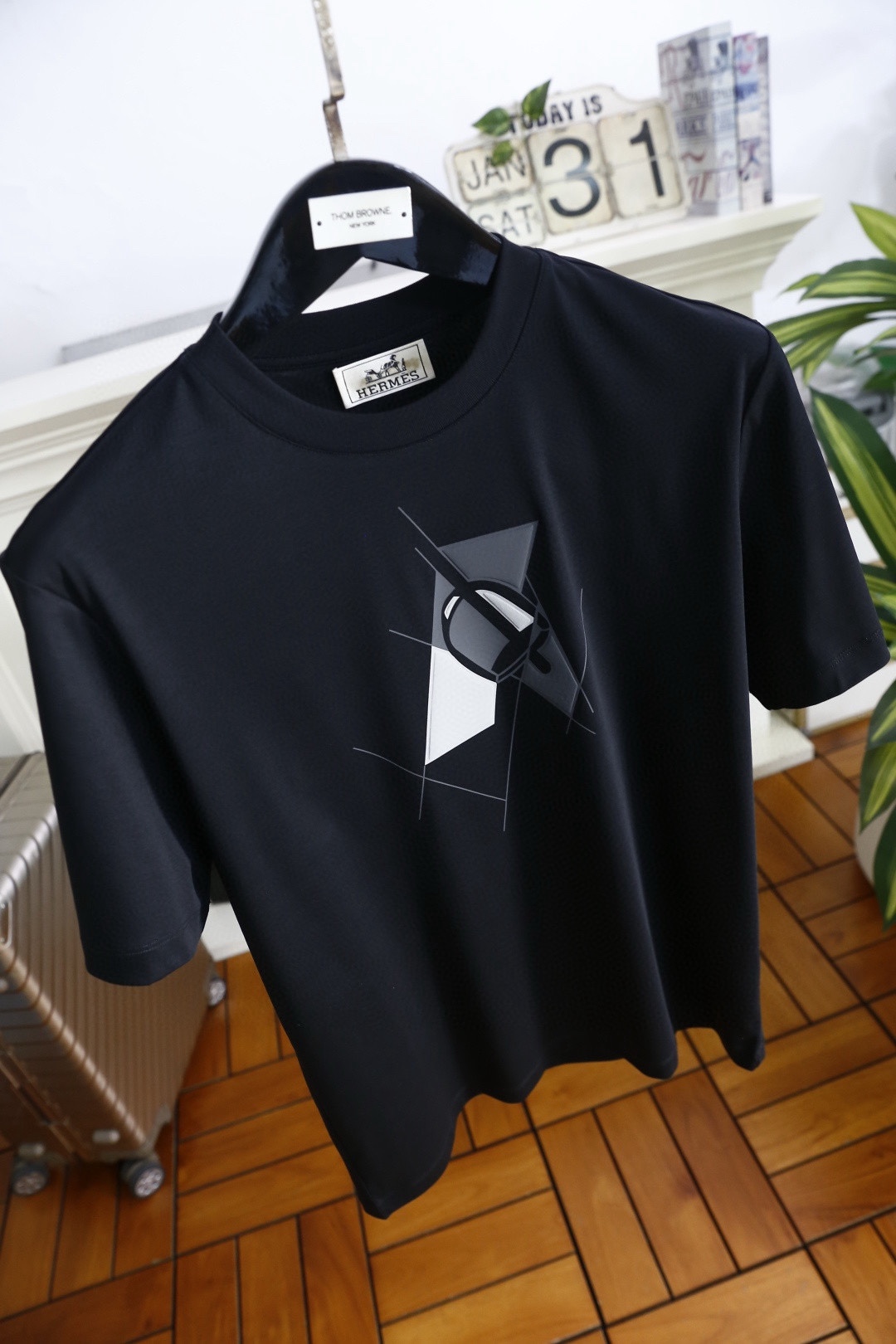 🔥爱马仕.2026春夏新品🆕时尚男士百搭圆领短袖T恤，采用质感顺滑的亲肤面料制作，圆领设计兼具弹性与耐用