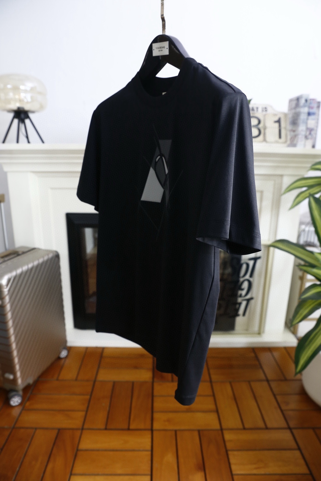 🔥爱马仕.2026春夏新品🆕时尚男士百搭圆领短袖T恤，采用质感顺滑的亲肤面料制作，圆领设计兼具弹性与耐用