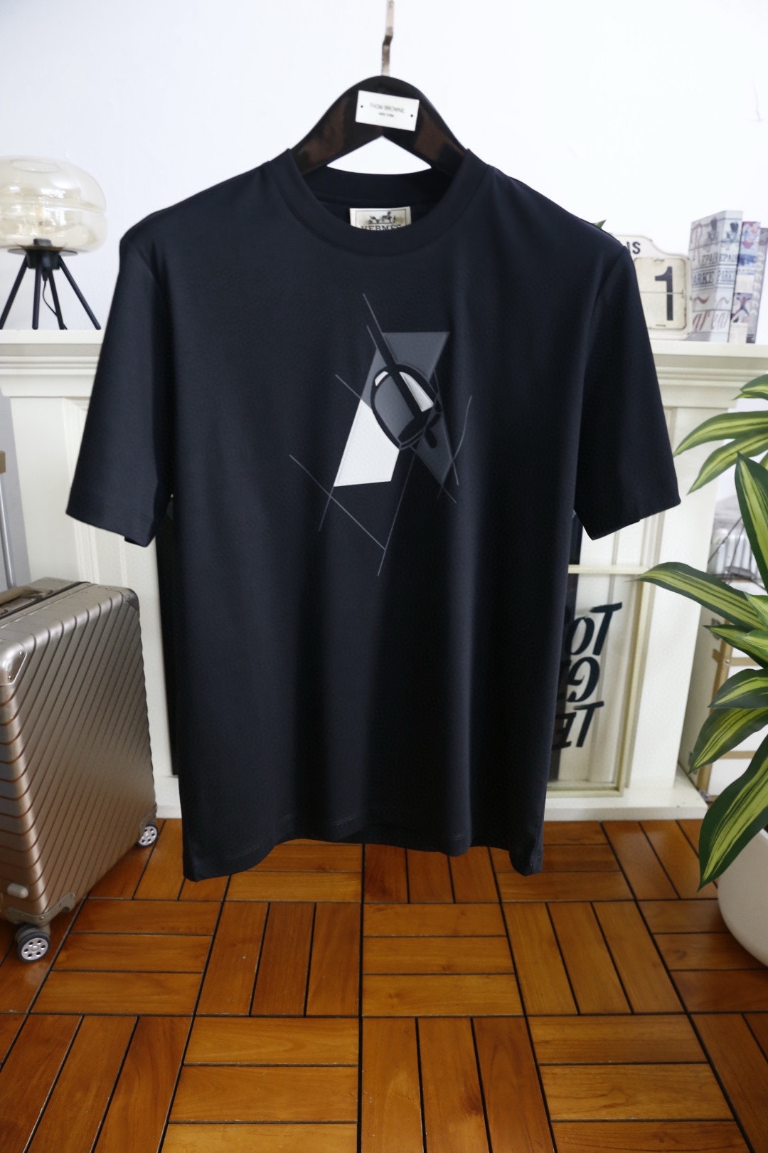 🔥爱马仕.2026春夏新品🆕时尚男士百搭圆领短袖T恤，采用质感顺滑的亲肤面料制作，圆领设计兼具弹性与耐用