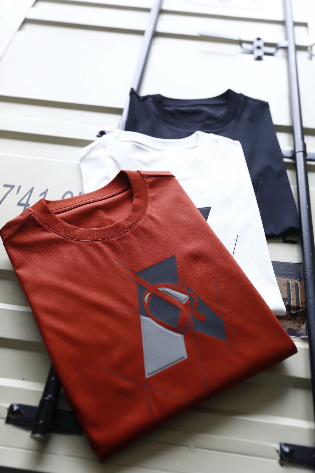 🔥爱马仕.2026春夏新品🆕时尚男士百搭圆领短袖T恤，采用质感顺滑的亲肤面料制作，圆领设计兼具弹性与耐用