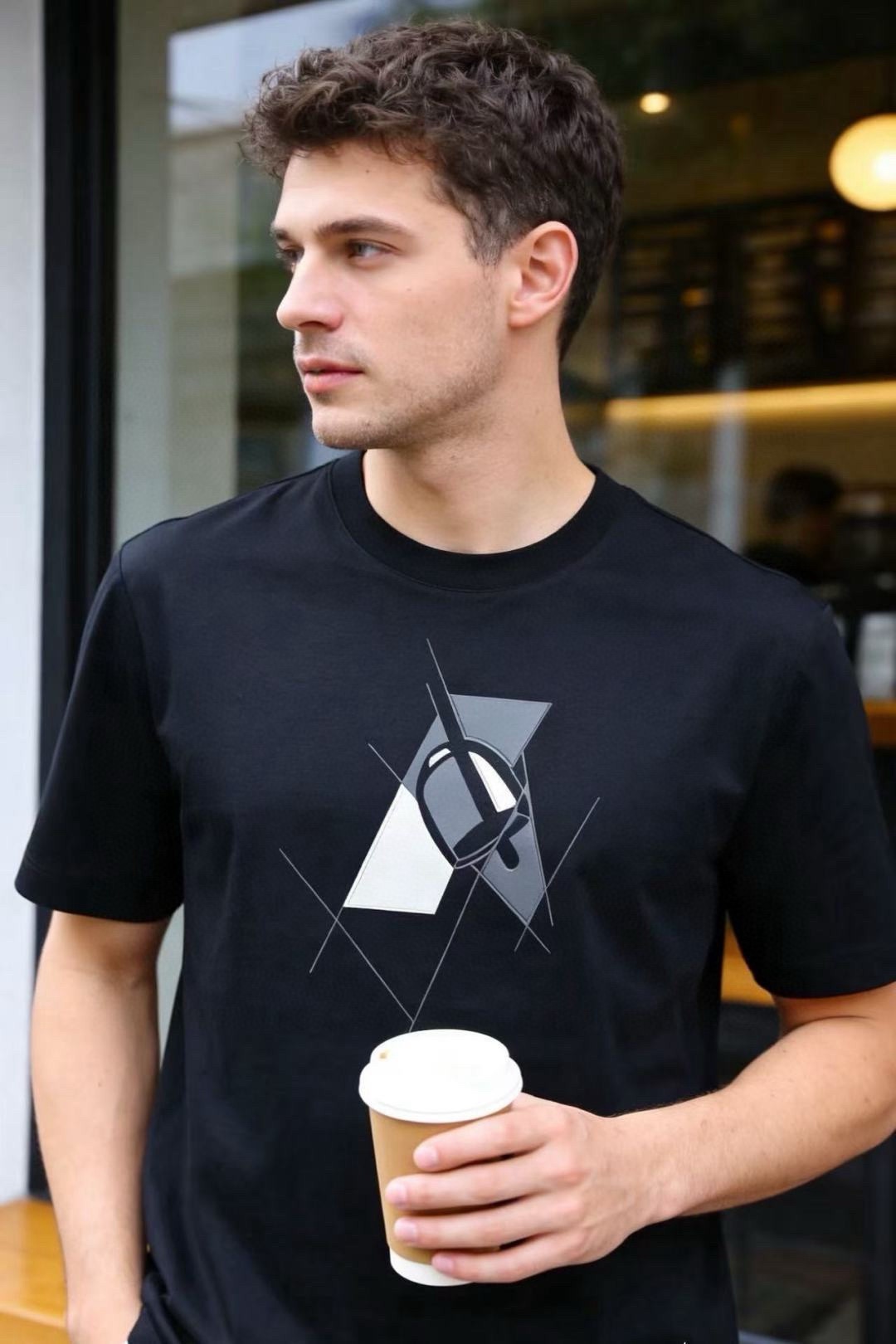 🔥爱马仕.2026春夏新品🆕时尚男士百搭圆领短袖T恤，采用质感顺滑的亲肤面料制作，圆领设计兼具弹性与耐用