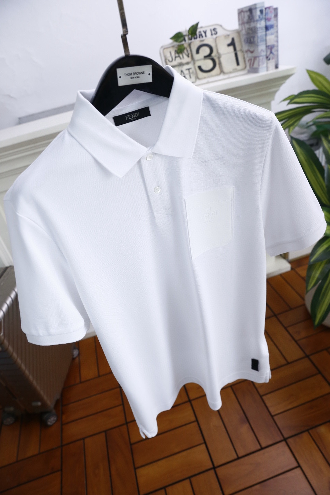🔥芬迪.2026春夏新品🆕经典时尚翻领Polo短袖👍🏻时尚单品设计，更加时尚舒适，高标准定制，上身非常有