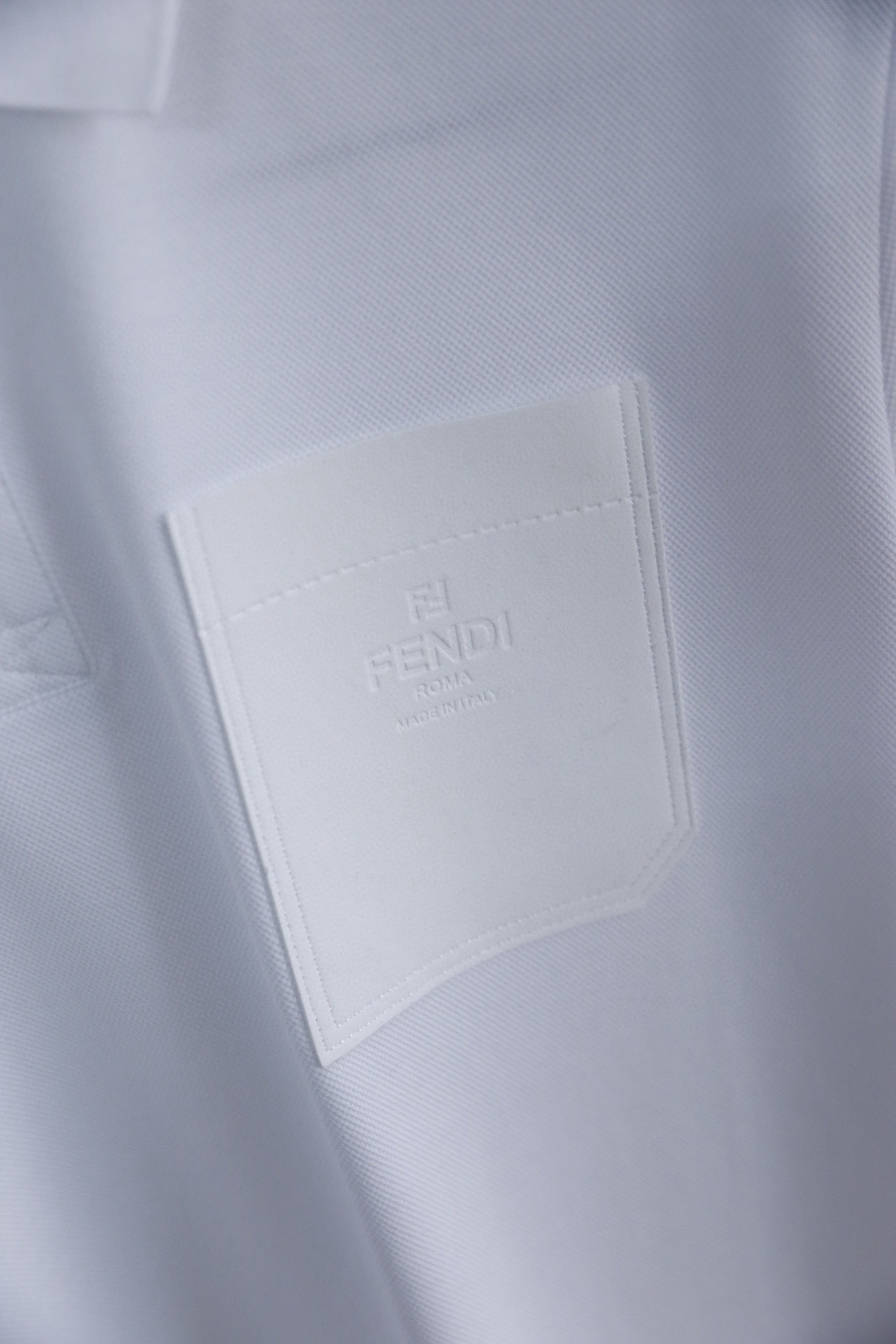 🔥芬迪.2026春夏新品🆕经典时尚翻领Polo短袖👍🏻时尚单品设计，更加时尚舒适，高标准定制，上身非常有