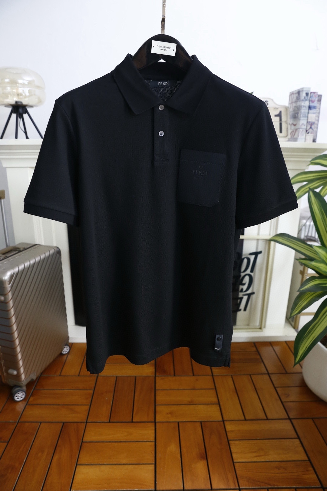 🔥芬迪.2026春夏新品🆕经典时尚翻领Polo短袖👍🏻时尚单品设计，更加时尚舒适，高标准定制，上身非常有
