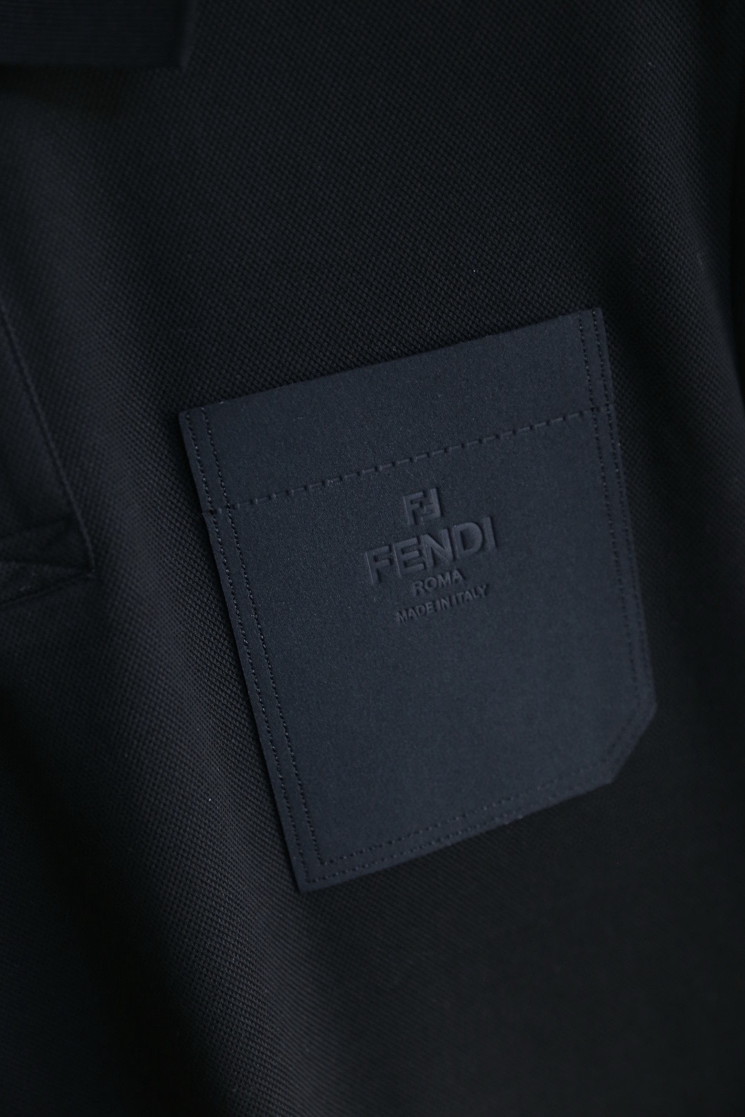 🔥芬迪.2026春夏新品🆕经典时尚翻领Polo短袖👍🏻时尚单品设计，更加时尚舒适，高标准定制，上身非常有