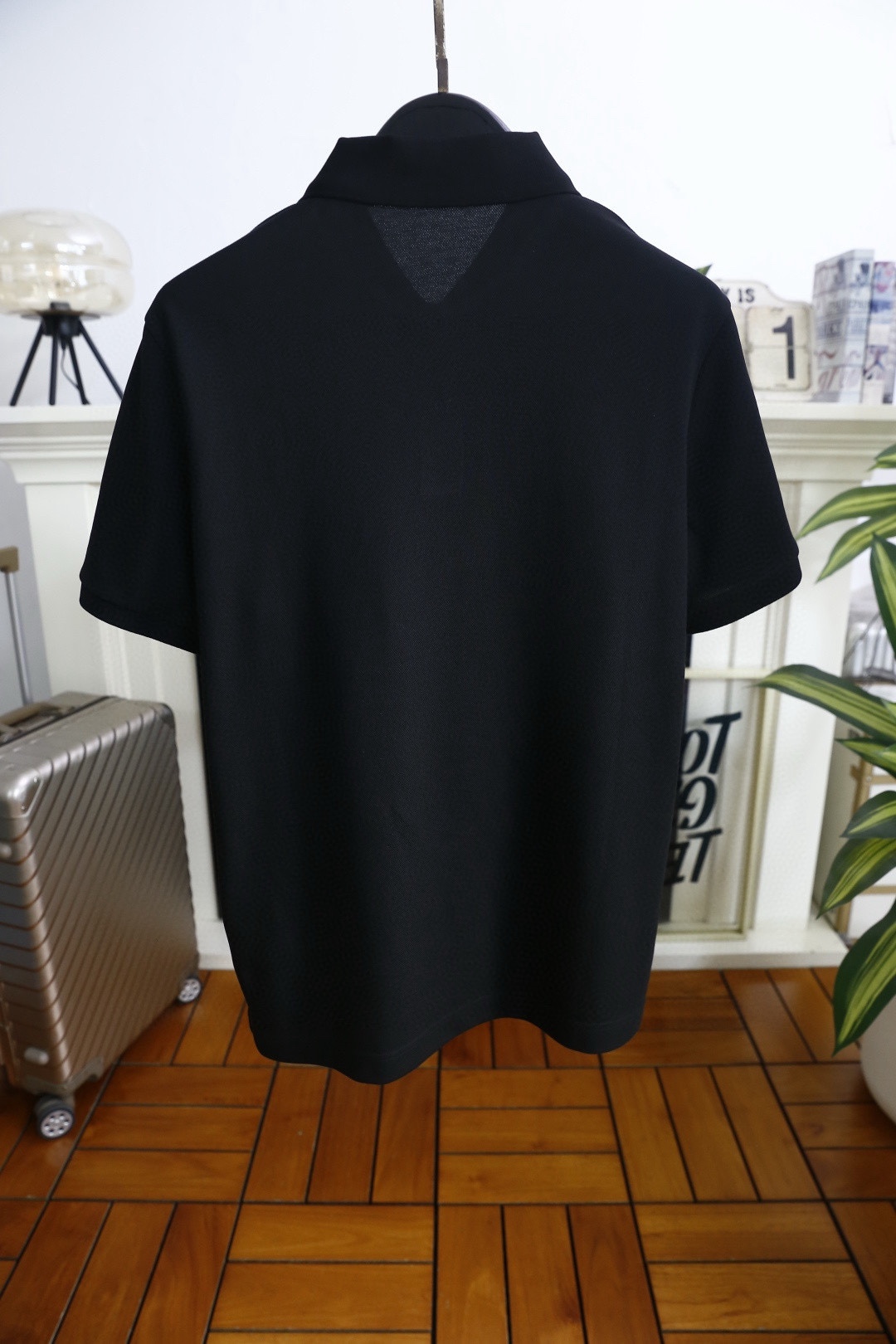 🔥芬迪.2026春夏新品🆕经典时尚翻领Polo短袖👍🏻时尚单品设计，更加时尚舒适，高标准定制，上身非常有