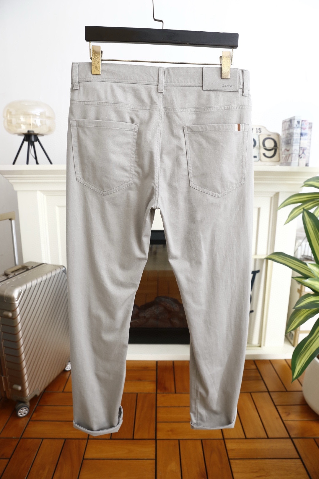 🔥康纳利.26春季新品！男士经典百搭休闲裤👍采用舒适透气面料！兼具挺括感与垂坠性，触感顺滑且抗皱易打理。