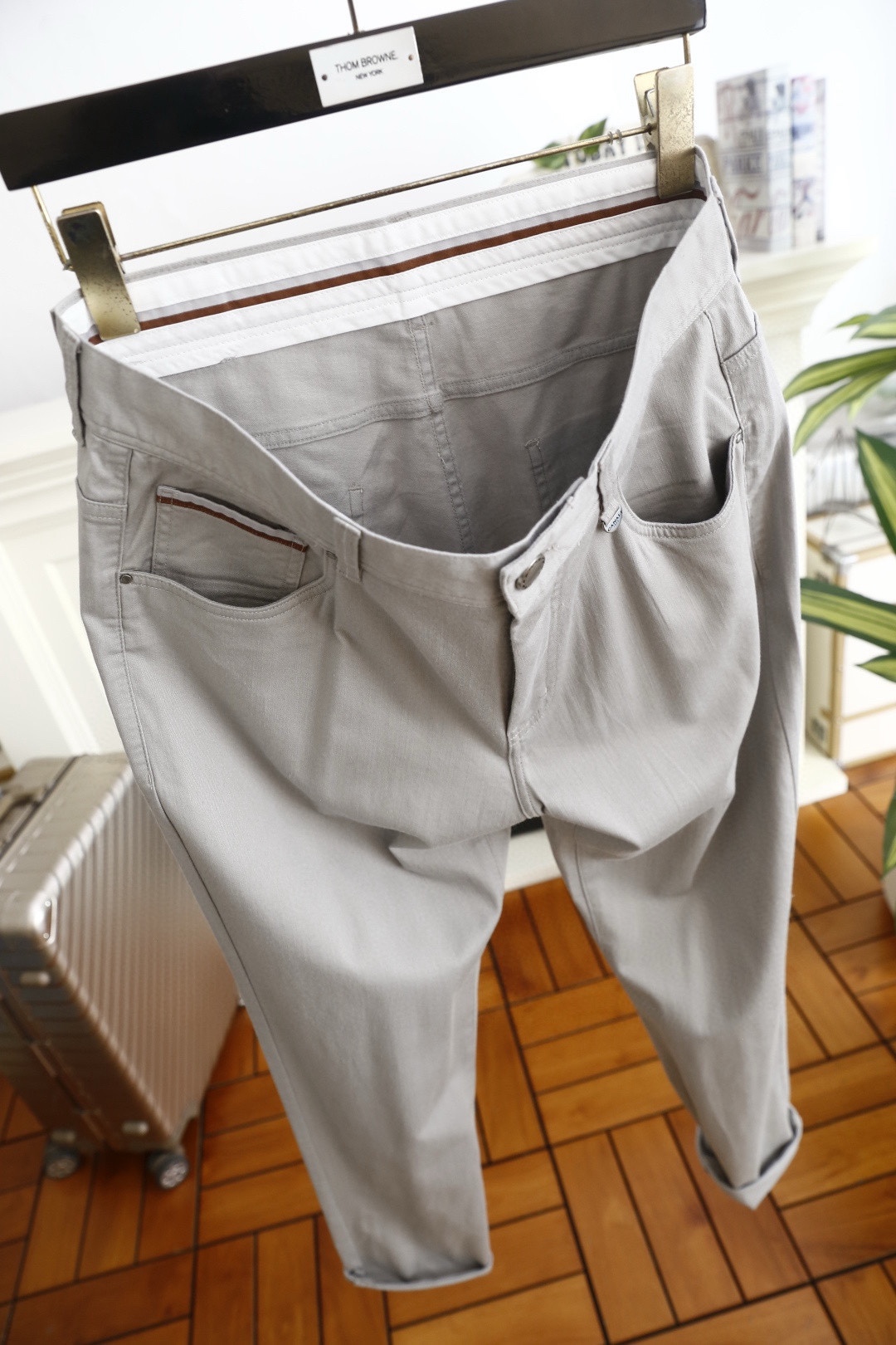 🔥康纳利.26春季新品！男士经典百搭休闲裤👍采用舒适透气面料！兼具挺括感与垂坠性，触感顺滑且抗皱易打理。