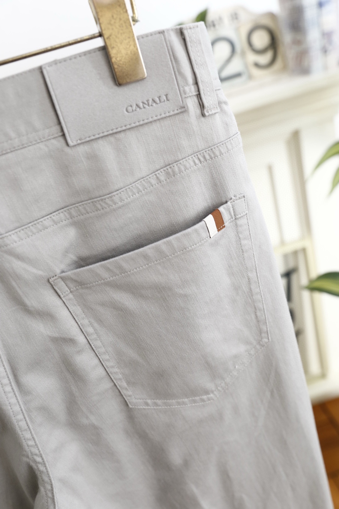 🔥康纳利.26春季新品！男士经典百搭休闲裤👍采用舒适透气面料！兼具挺括感与垂坠性，触感顺滑且抗皱易打理。