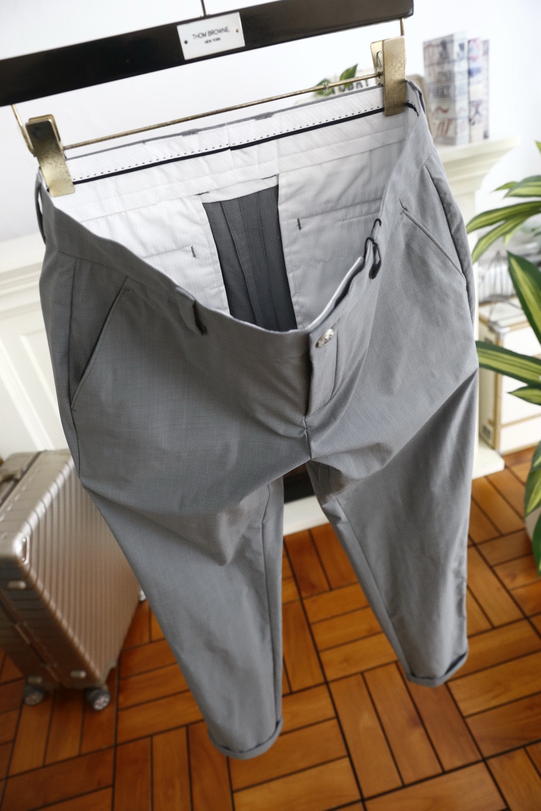 🔥Bc.26春季新品！男士百搭休闲裤采用高支精纺斜纹面料，兼具挺括感与垂坠性，触感顺滑且抗皱易打理。九分