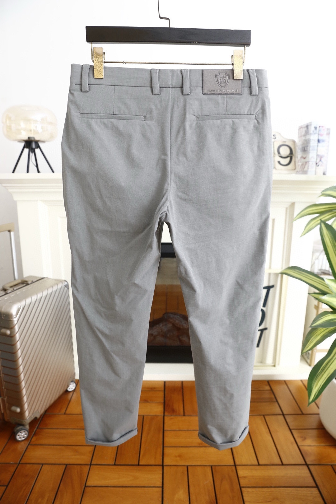 🔥Bc.26春季新品！男士百搭休闲裤采用高支精纺斜纹面料，兼具挺括感与垂坠性，触感顺滑且抗皱易打理。九分