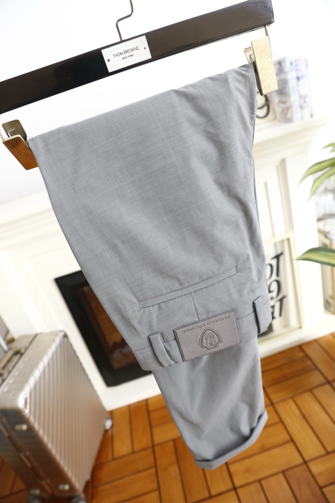 🔥Bc.26春季新品！男士百搭休闲裤采用高支精纺斜纹面料，兼具挺括感与垂坠性，触感顺滑且抗皱易打理。九分