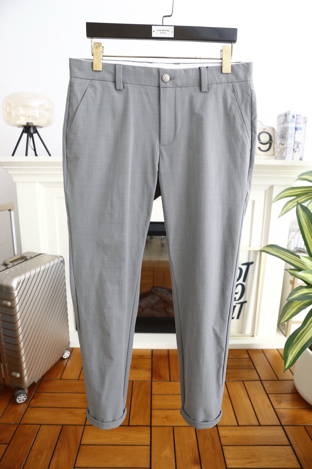 🔥Bc.26春季新品！男士百搭休闲裤采用高支精纺斜纹面料，兼具挺括感与垂坠性，触感顺滑且抗皱易打理。九分