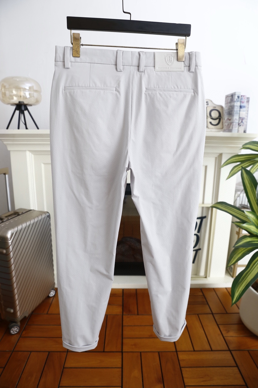 🔥Bc.26春季新品！男士百搭休闲裤采用高支精纺斜纹面料，兼具挺括感与垂坠性，触感顺滑且抗皱易打理。九分