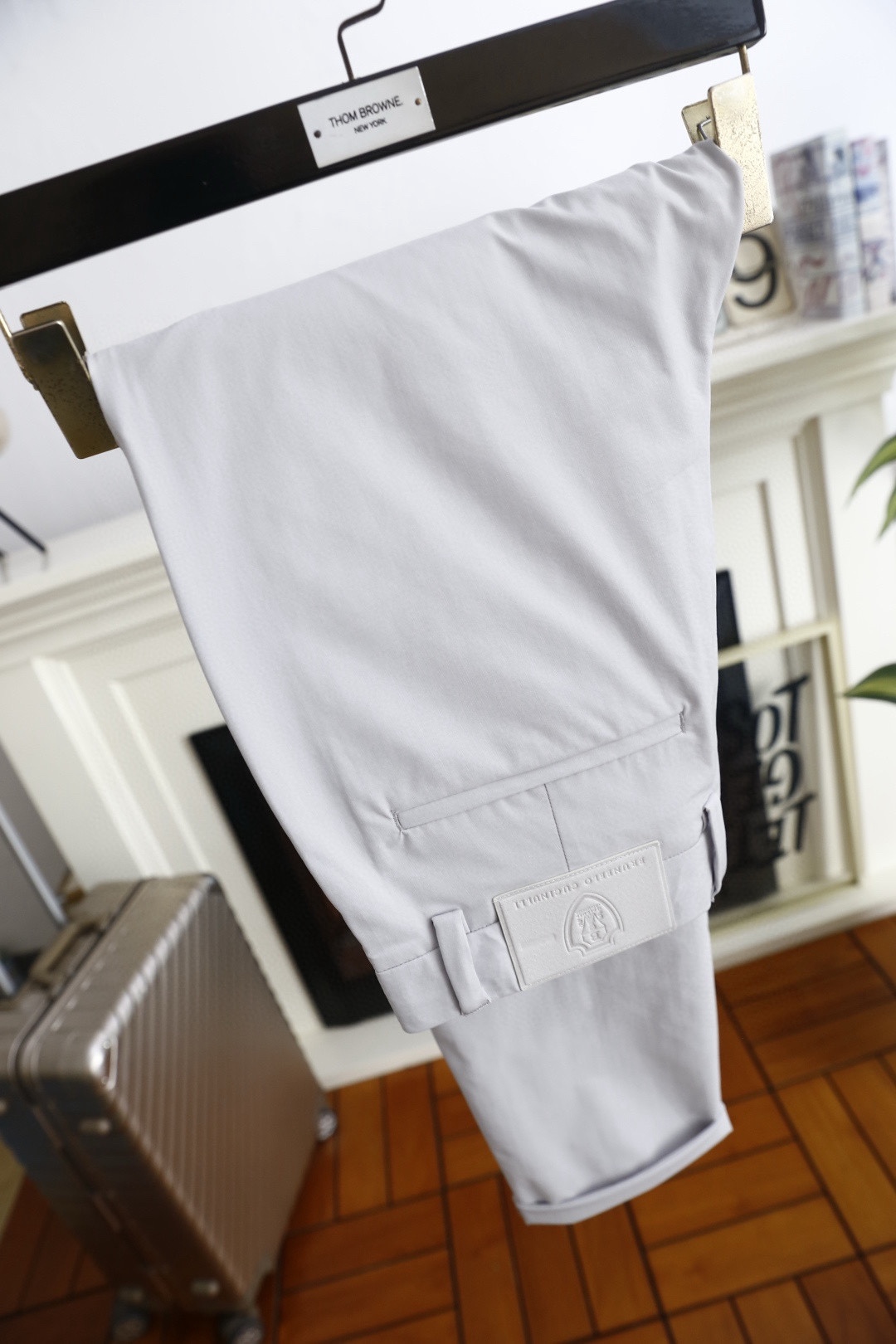 🔥Bc.26春季新品！男士百搭休闲裤采用高支精纺斜纹面料，兼具挺括感与垂坠性，触感顺滑且抗皱易打理。九分