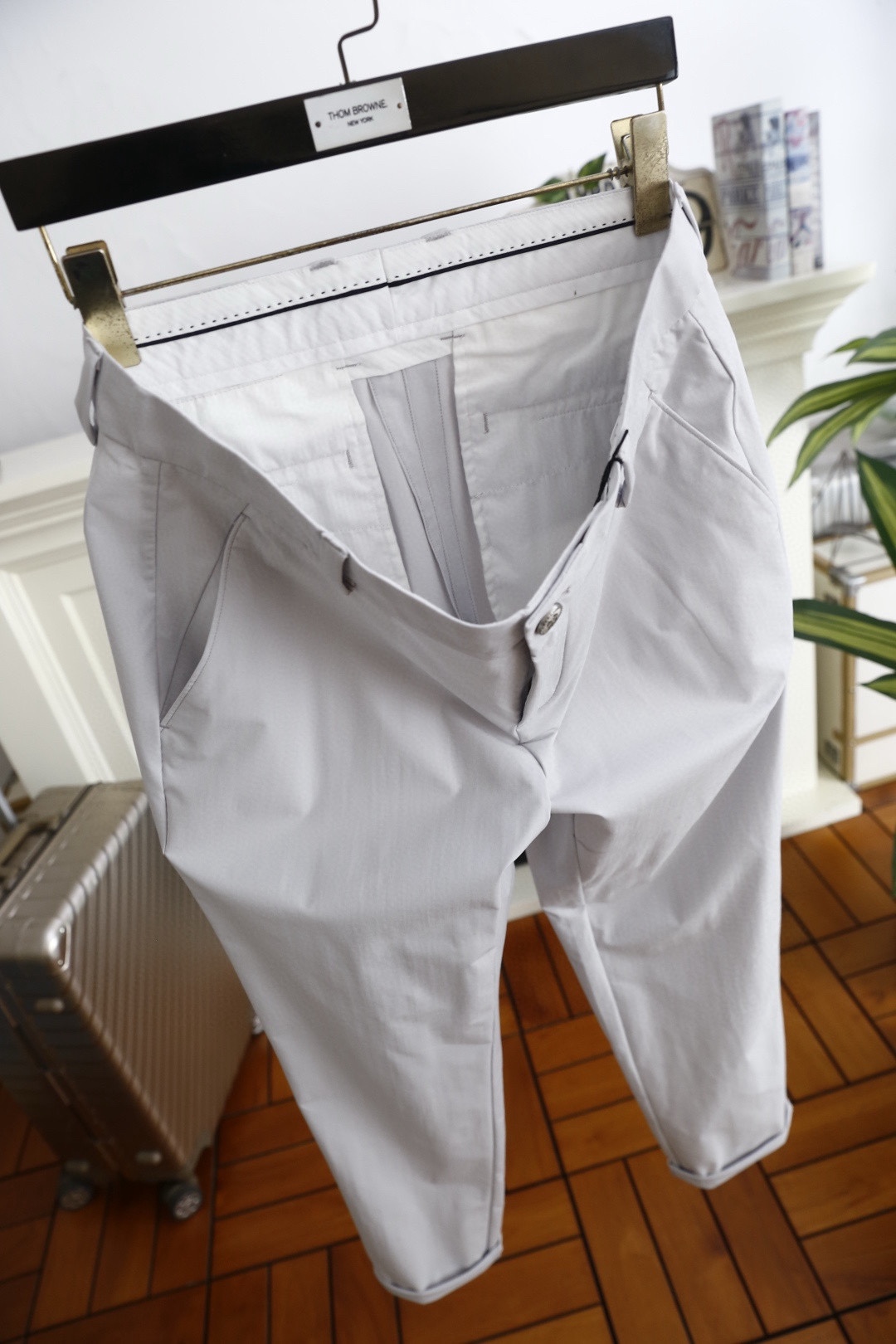 🔥Bc.26春季新品！男士百搭休闲裤采用高支精纺斜纹面料，兼具挺括感与垂坠性，触感顺滑且抗皱易打理。九分