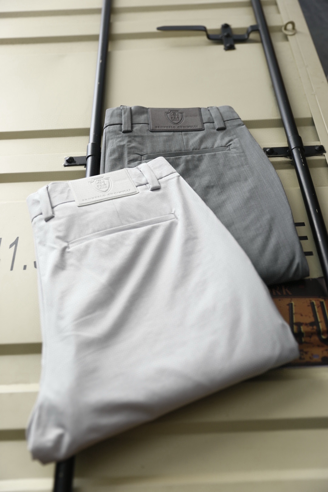 🔥Bc.26春季新品！男士百搭休闲裤采用高支精纺斜纹面料，兼具挺括感与垂坠性，触感顺滑且抗皱易打理。九分