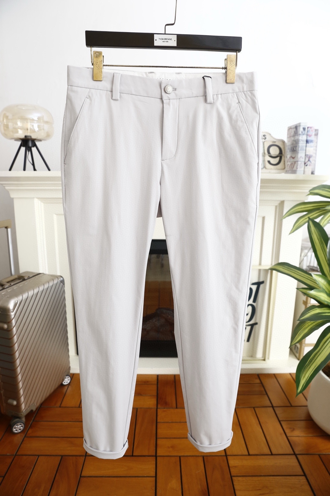 🔥Bc.26春季新品！男士百搭休闲裤采用高支精纺斜纹面料，兼具挺括感与垂坠性，触感顺滑且抗皱易打理。九分