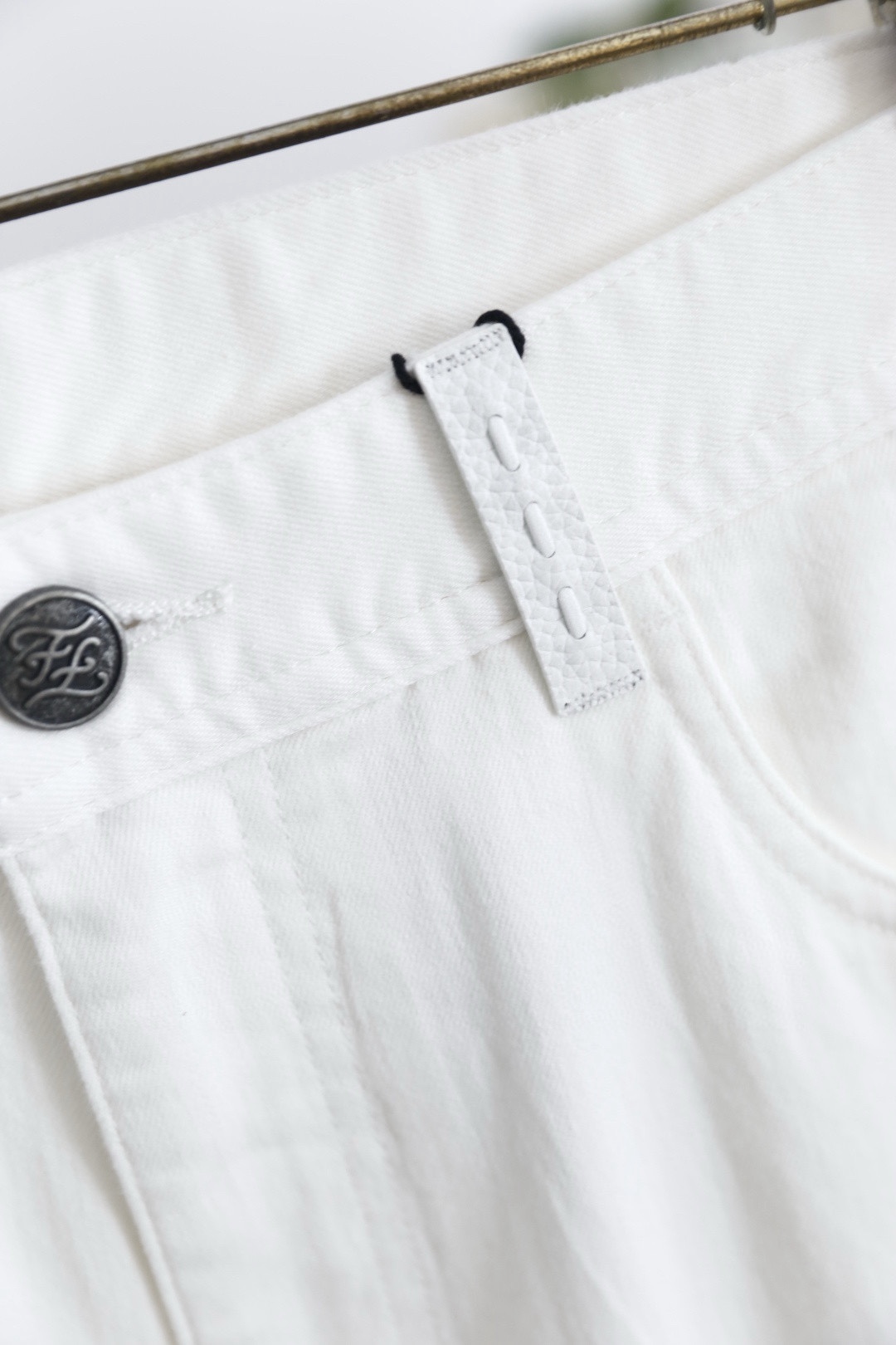 🔥芬迪.26春季新品！男士经典百搭休闲裤👍采用舒适透气面料！兼具挺括感与垂坠性，触感顺滑且抗皱易打理。九