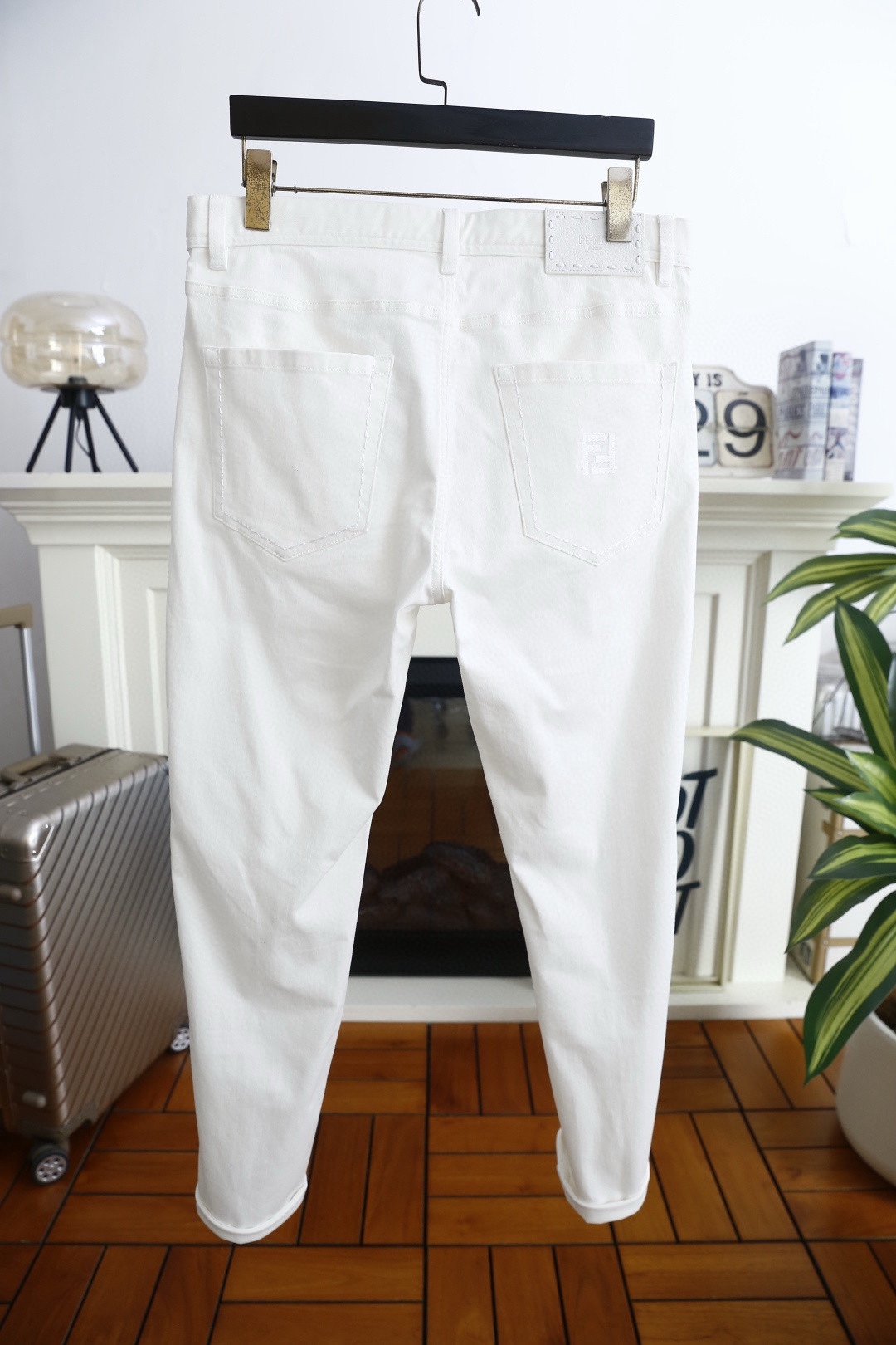 🔥芬迪.26春季新品！男士经典百搭休闲裤👍采用舒适透气面料！兼具挺括感与垂坠性，触感顺滑且抗皱易打理。九