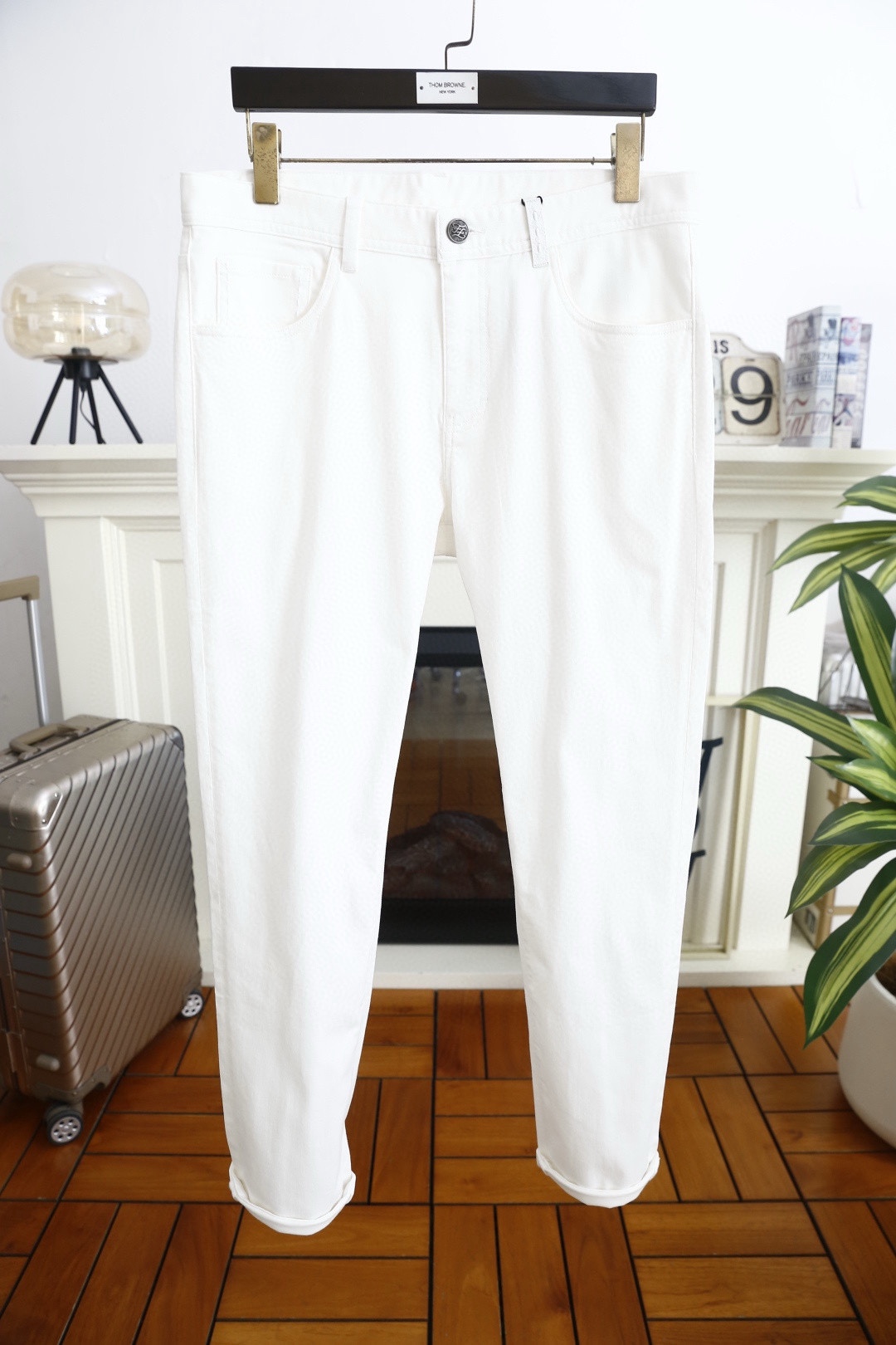 🔥芬迪.26春季新品！男士经典百搭休闲裤👍采用舒适透气面料！兼具挺括感与垂坠性，触感顺滑且抗皱易打理。九