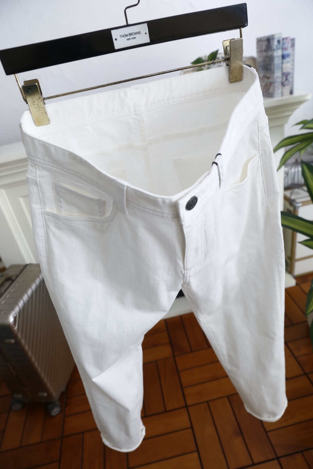 🔥芬迪.26春季新品！男士经典百搭休闲裤👍采用舒适透气面料！兼具挺括感与垂坠性，触感顺滑且抗皱易打理。九