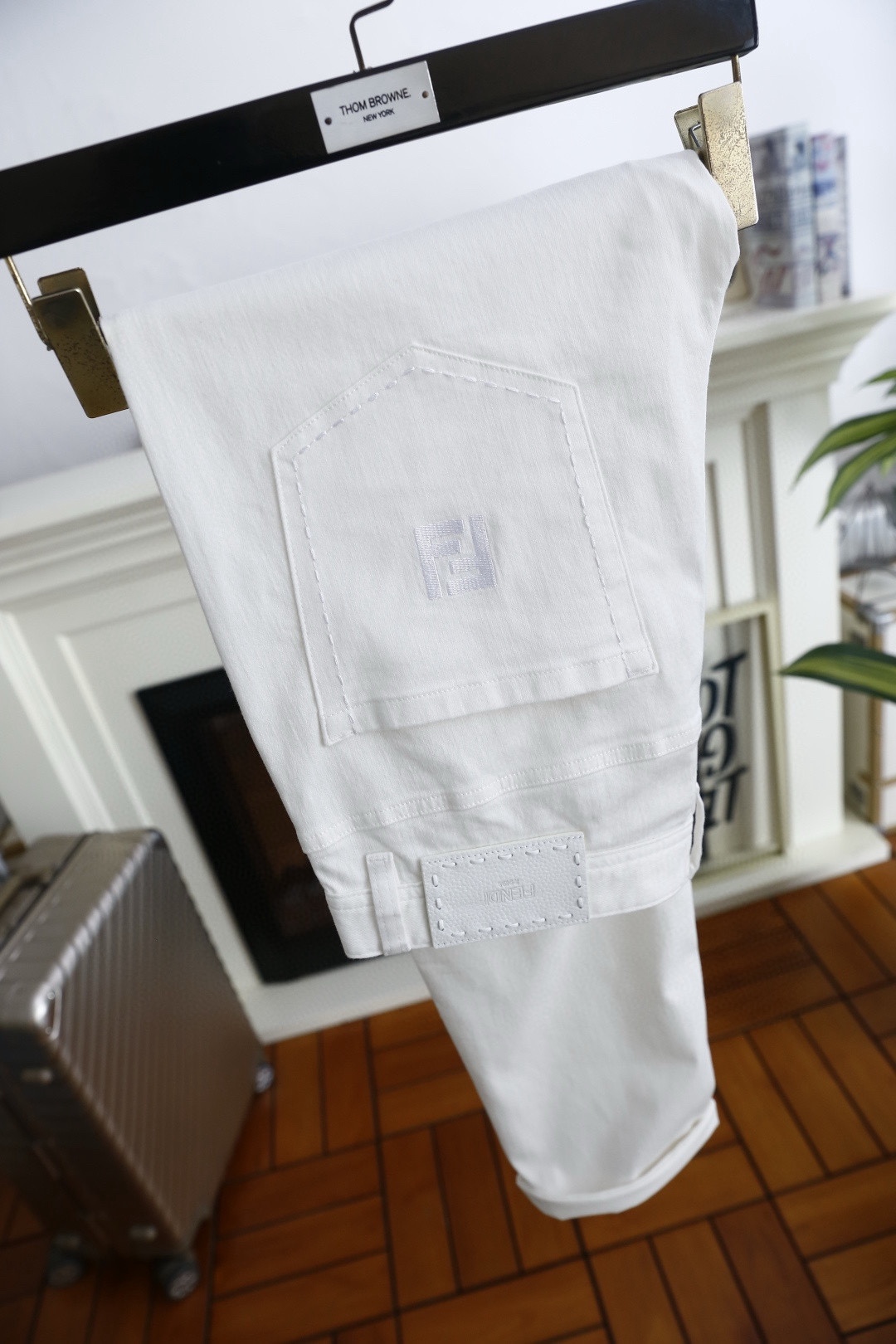 🔥芬迪.26春季新品！男士经典百搭休闲裤👍采用舒适透气面料！兼具挺括感与垂坠性，触感顺滑且抗皱易打理。九