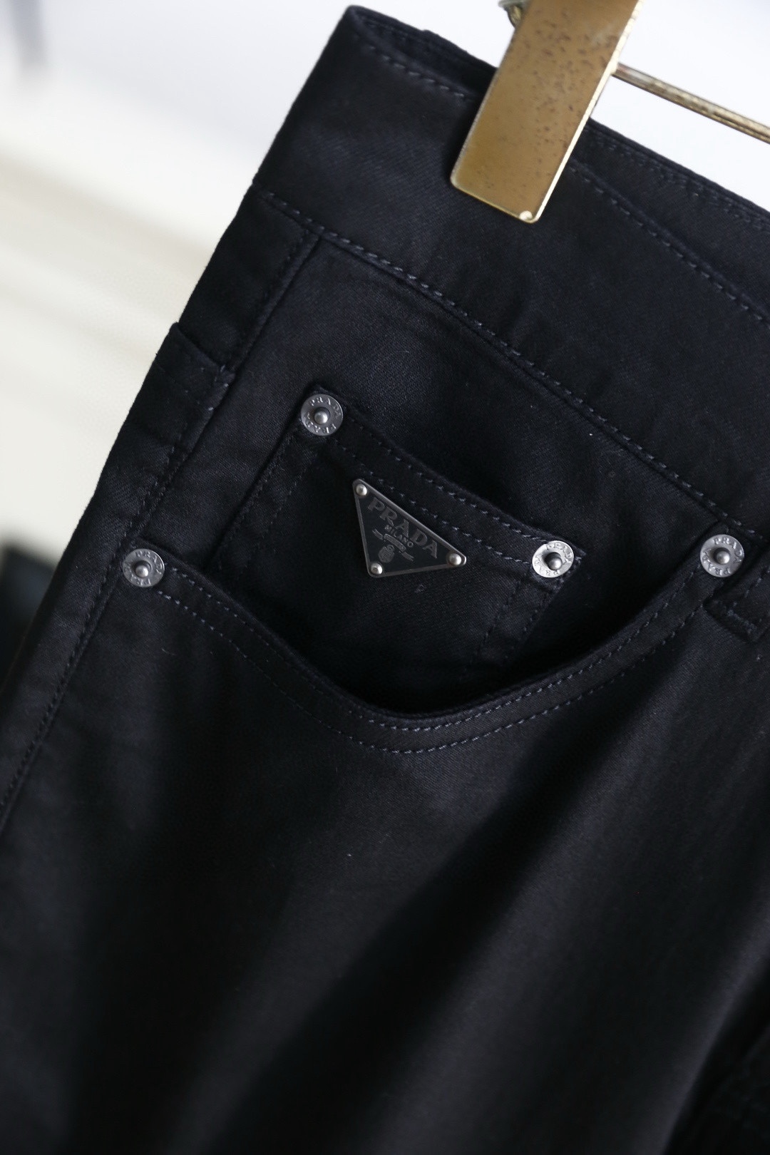 🔥普拉达.26春夏新品！时尚男士百搭休闲裤👖采用客供水洗弹力牛仔布裤！奢华经典品牌三角标Logo标志彰显