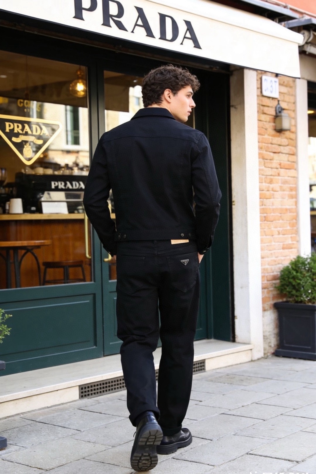 🔥普拉达.26春夏新品！时尚男士百搭休闲裤👖采用客供水洗弹力牛仔布裤！奢华经典品牌三角标Logo标志彰显