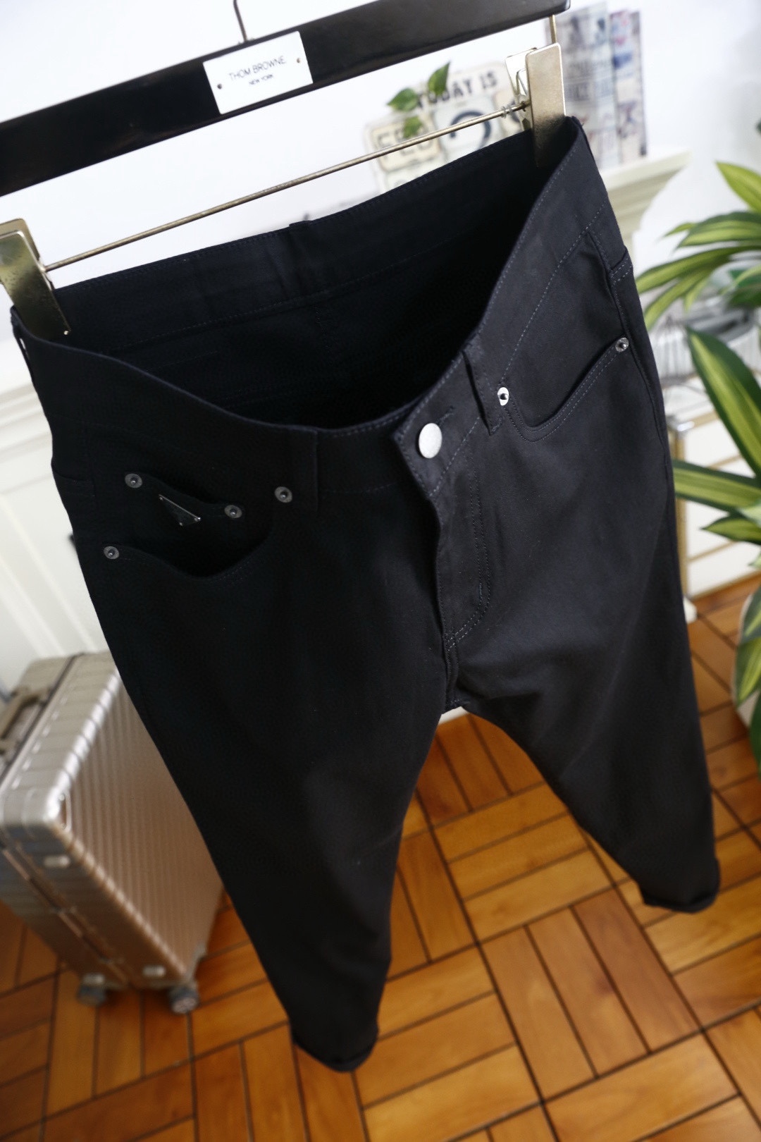 🔥普拉达.26春夏新品！时尚男士百搭休闲裤👖采用客供水洗弹力牛仔布裤！奢华经典品牌三角标Logo标志彰显