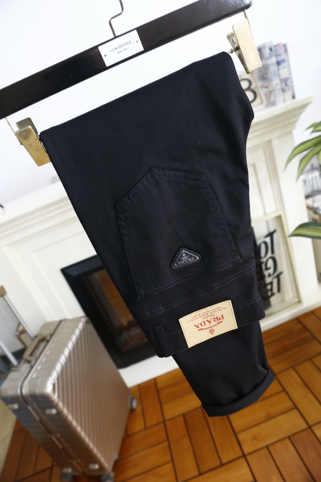 🔥普拉达.26春夏新品！时尚男士百搭休闲裤👖采用客供水洗弹力牛仔布裤！奢华经典品牌三角标Logo标志彰显