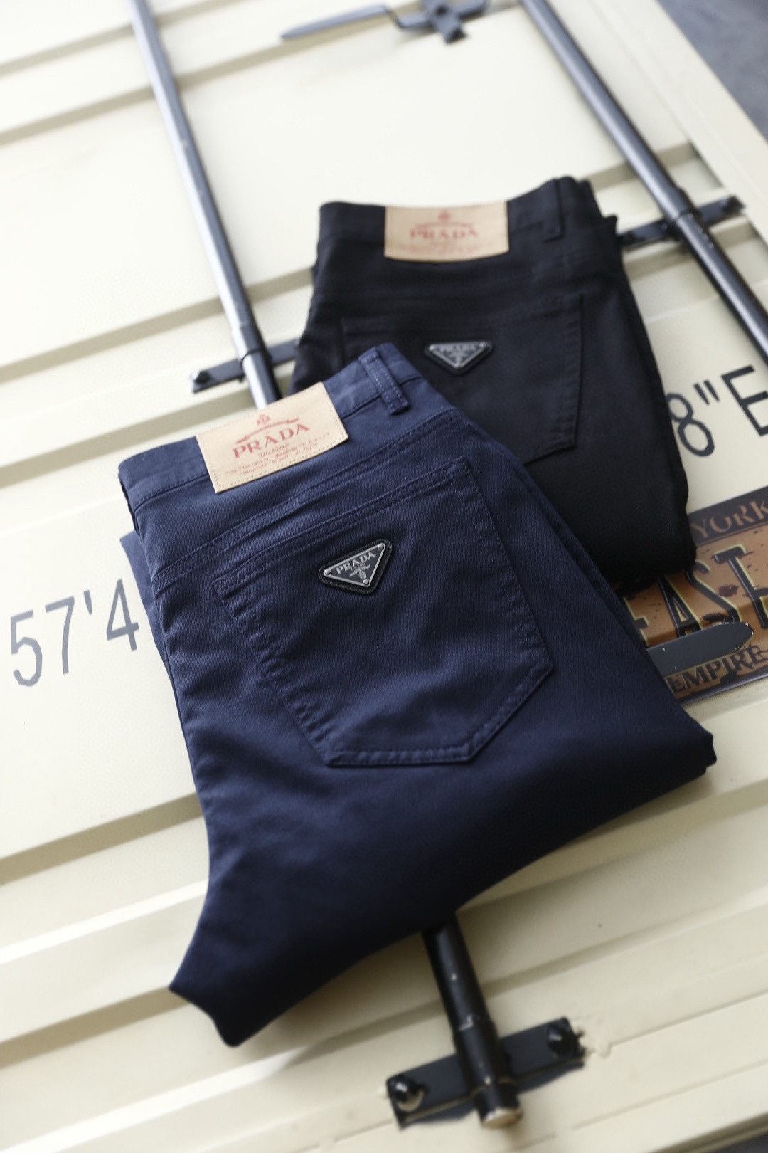 🔥普拉达.26春夏新品！时尚男士百搭休闲裤👖采用客供水洗弹力牛仔布裤！奢华经典品牌三角标Logo标志彰显